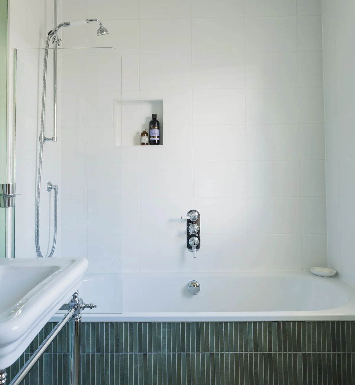 Bilbao White 23 x 33 Gloss Tile - Image 3