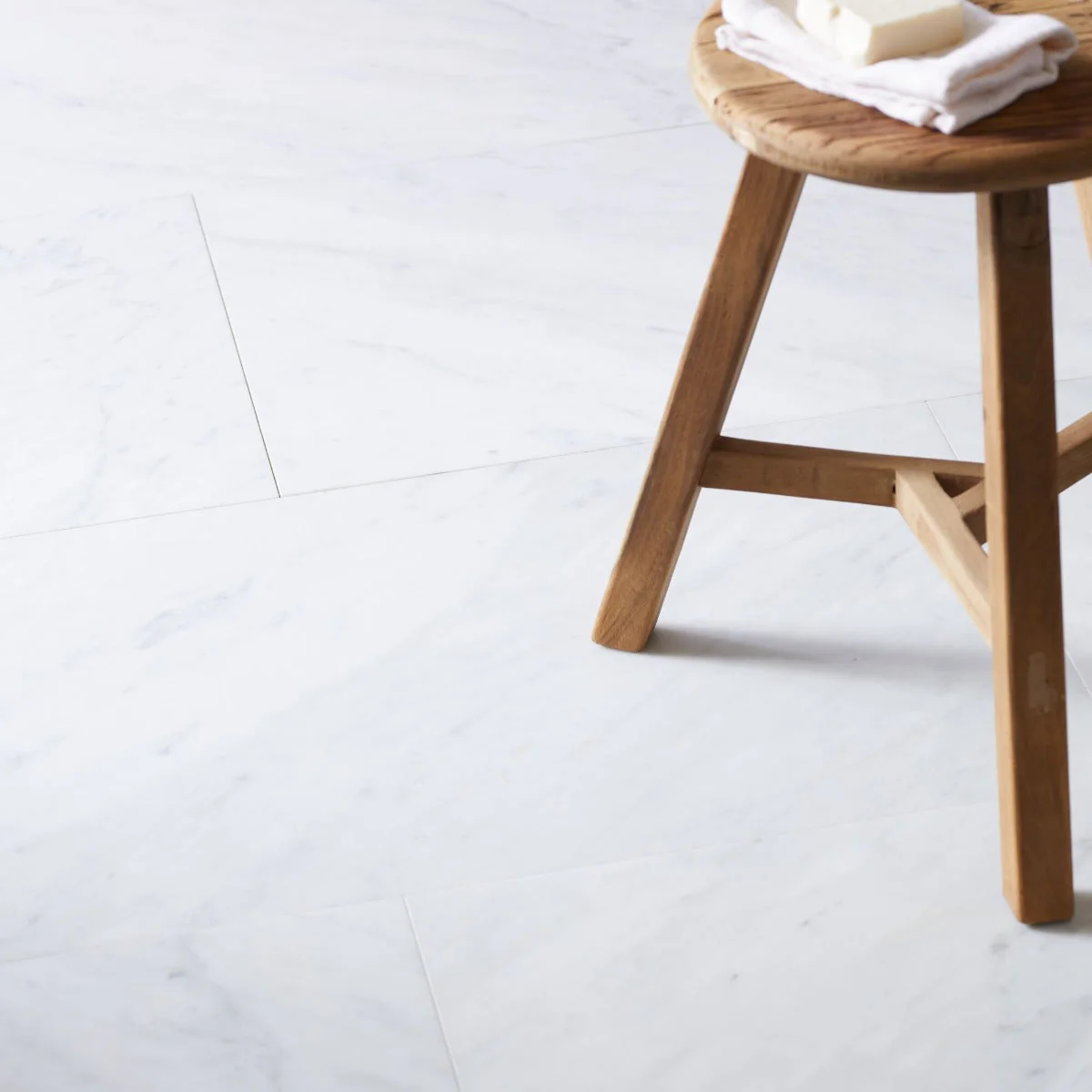 Carrara White Marble Tile 45.7 x 45.7 - Image 2
