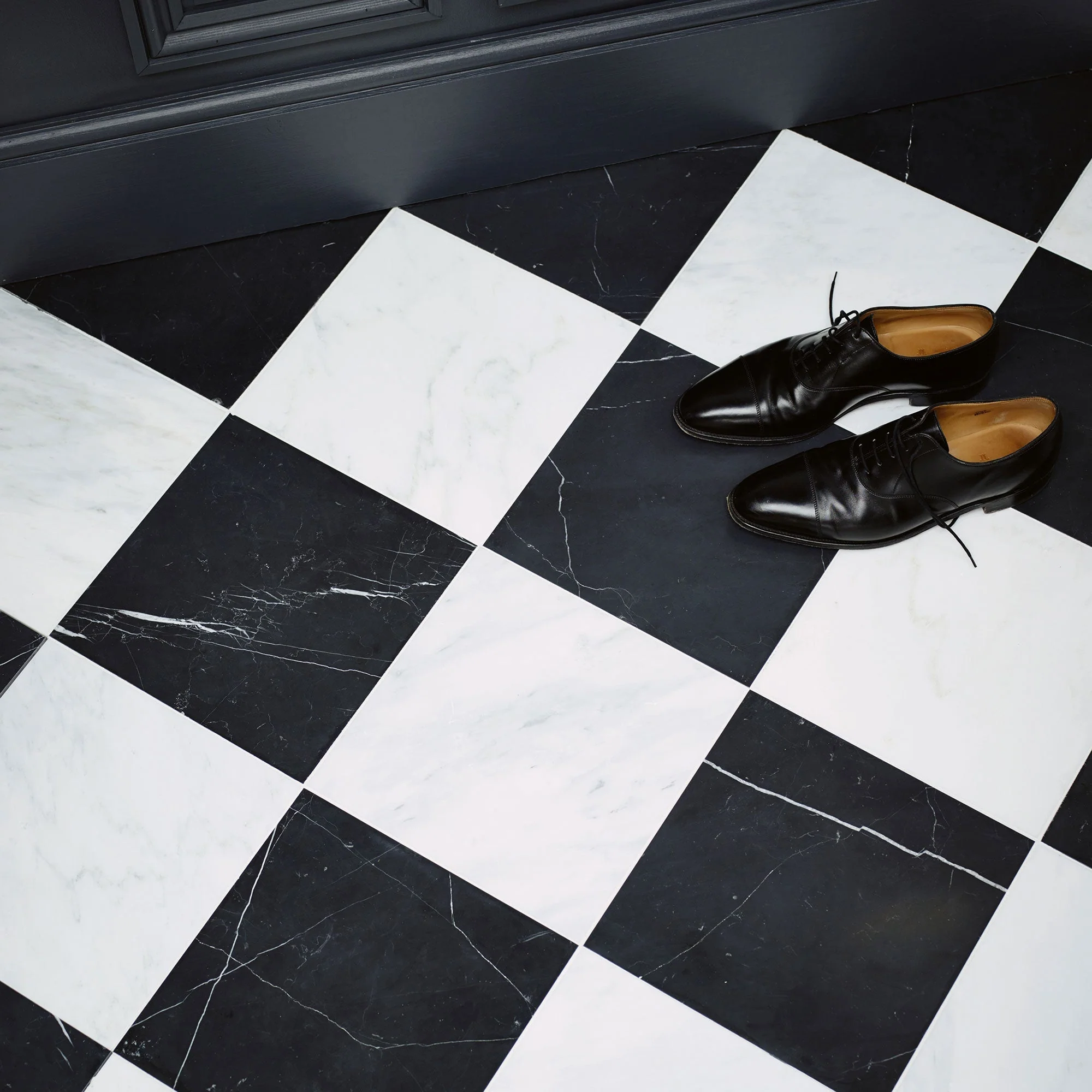 Chequers Court Black - Image 4