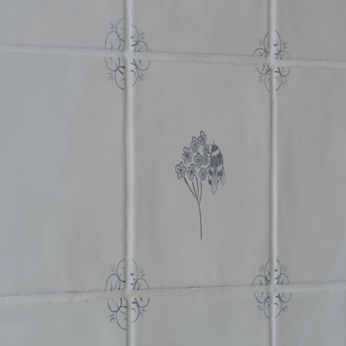 English Delft Bee Charcoal Matt Tile - Image 4